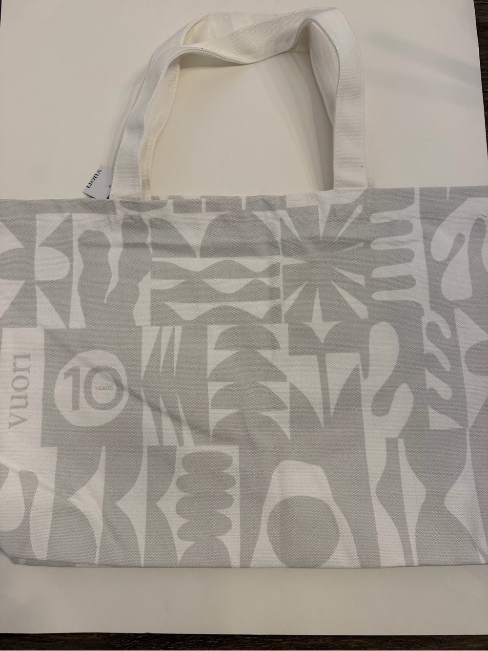 NWT Vuori White & Light Gray Abstract Pattern 10th anniversary Tote